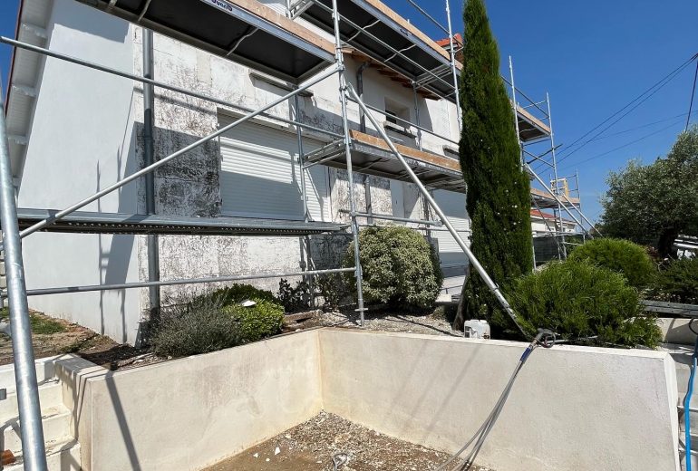 Ravalement de façade d’une maison de vacances ! Parqueteur Peintre Peintre d'extérieur Peintre d'intérieur Solier moquettiste