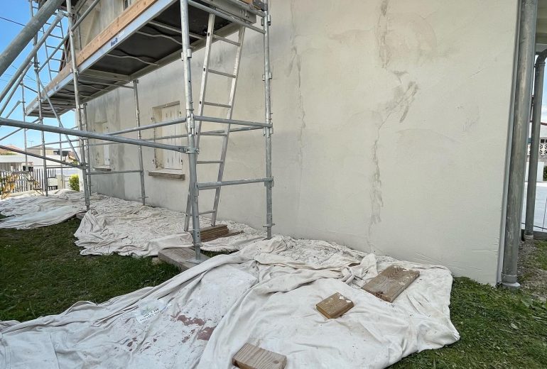 Ravalement de façade d’une maison de vacances ! Parqueteur Peintre Peintre d'extérieur Peintre d'intérieur Solier moquettiste