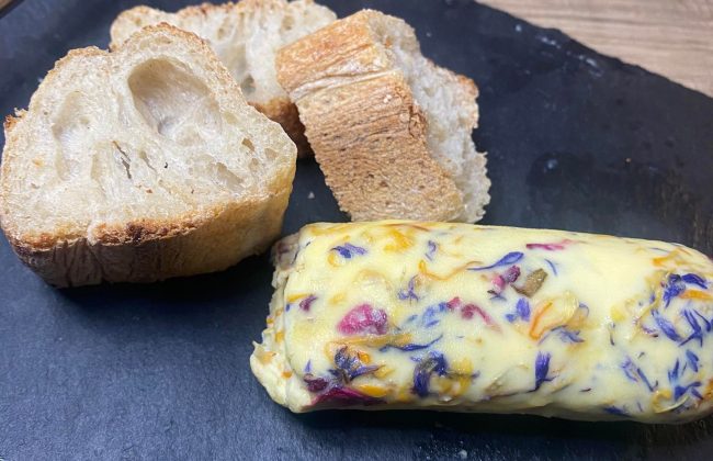 Réalisation d'un beurre fleuri Créateur d'accessoires Créateur de bijoux créateur de bougies