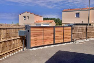 Sarl Bournigal Expert Fenêtre Évacuation des anciennes fenêtres Fenêtres Fenêtres sur-mesure Fenêtrier Installateur de pergola et store Installateur de portails et portes de garage Menuisier Portails Portes Pose Pose de fenêtres Réparateur de portails et portes de garage Réparateur de volets Storiste Volets