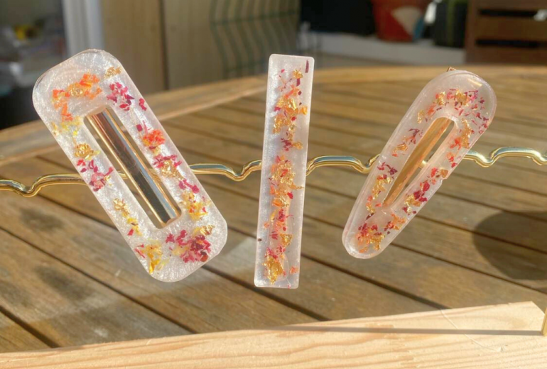 IDEES CADEAUX : Des barrettes personnalisables Créateur d'accessoires Créateur de bijoux créateur de bougies