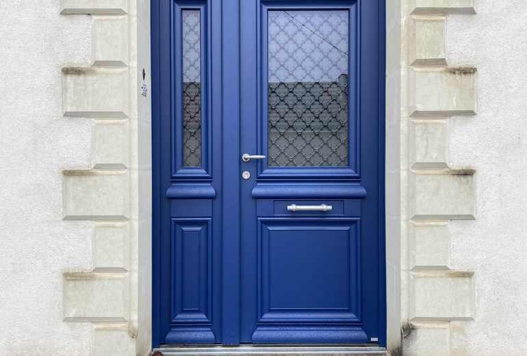 🏡✨ Élégance et Performance 🏡✨ : Nouvel ensemble de menuiseries d’une maison à pont-Saint-Martin Fenêtrier Installateur de pergola et store Installateur de portails et portes de garage Menuisier