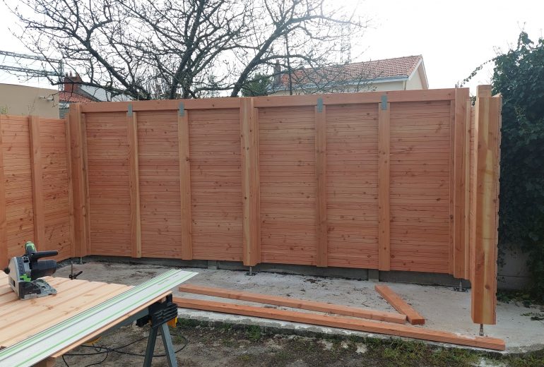 Conception et fabrication d'un abri en bois sur-mesure Agenceur Concepteur de dressings et rangements Ebéniste Fabricant de mobilier Menuisier