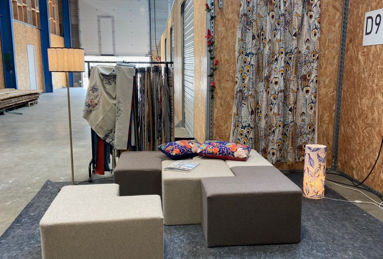 Le pouf Modulo est disponible Abat-jouriste Fabricant de luminaires Tapissier Décorateur