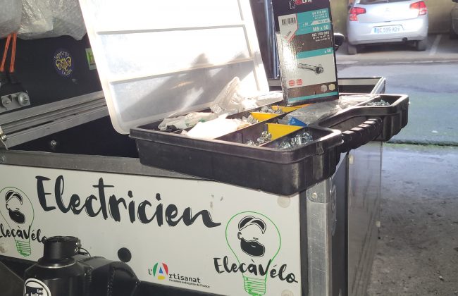 Elecàvélo Électricien Installation de câblage électrique Installation de détecteur de fumée Installation de lumières LED d’intérieur Installation de tableau électrique Pose de chauffage électrique Pose de compteur électrique Pose de disjoncteur différentiel Rénovation Electricien Réparation de sonnette Ventilation