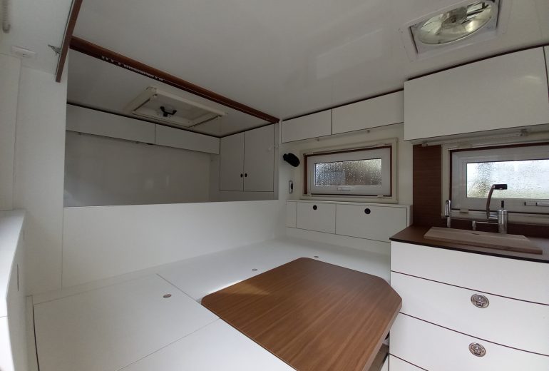 Aménagement d'un camion Agenceur Concepteur de dressings et rangements Cuisiniste Ebéniste Fabricant de mobilier Menuisier Parqueteur