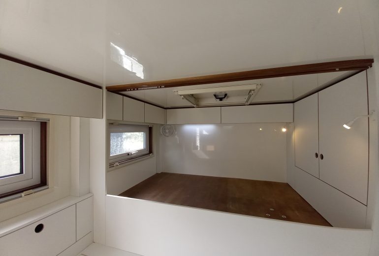Aménagement d'un camion Agenceur Concepteur de dressings et rangements Cuisiniste Ebéniste Fabricant de mobilier Menuisier Parqueteur
