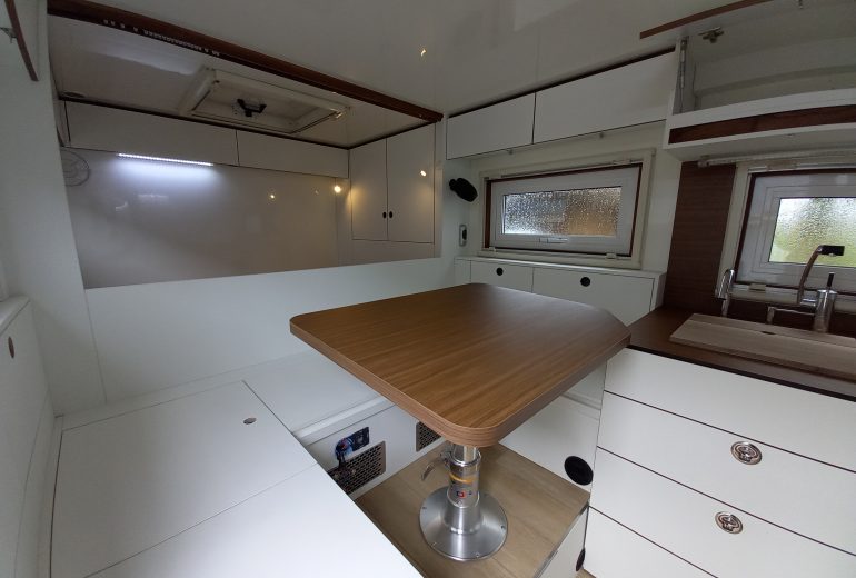 Aménagement d'un camion Agenceur Concepteur de dressings et rangements Cuisiniste Ebéniste Fabricant de mobilier Menuisier Parqueteur