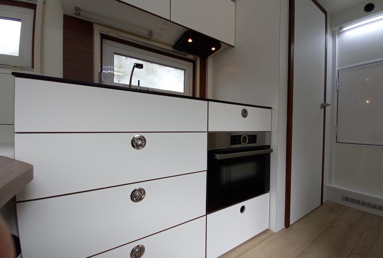 Aménagement d'un camion Agenceur Concepteur de dressings et rangements Cuisiniste Ebéniste Fabricant de mobilier Menuisier Parqueteur