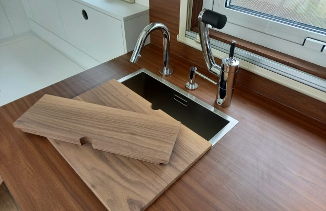 Aménagement d'un camion Agenceur Concepteur de dressings et rangements Cuisiniste Ebéniste Fabricant de mobilier Menuisier Parqueteur