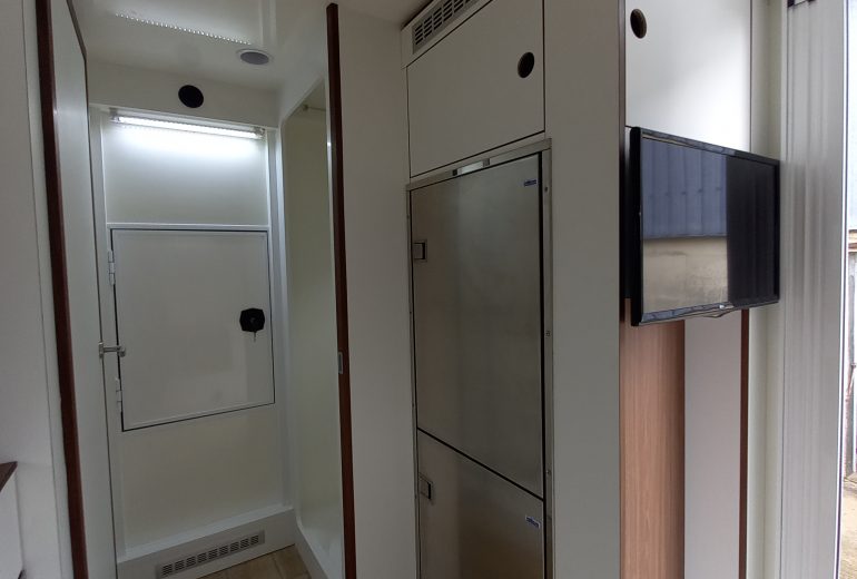 Aménagement d'un camion Agenceur Concepteur de dressings et rangements Cuisiniste Ebéniste Fabricant de mobilier Menuisier Parqueteur