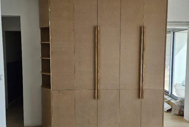 Chantier d'agencement en cours ... Agenceur Concepteur de dressings et rangements Ebéniste Fabricant de mobilier Menuisier