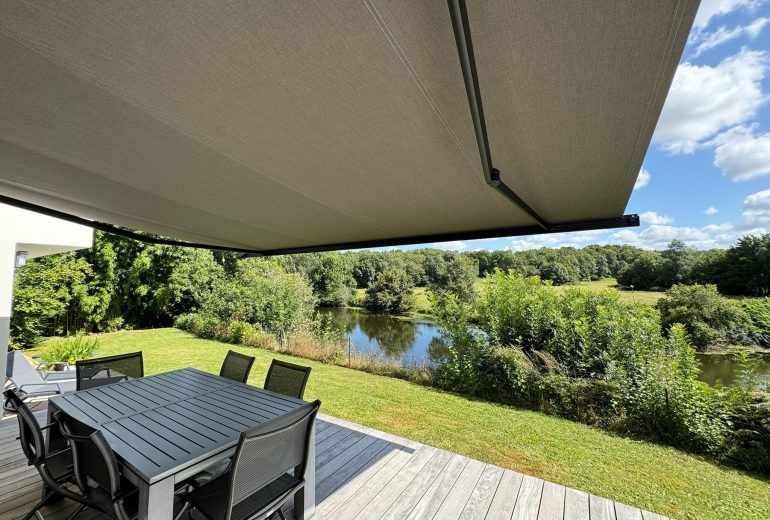 Ajoutez du Style et du confort à votre espace extérieur avec nos Stores Bannes Fenêtrier Menuisier Storiste