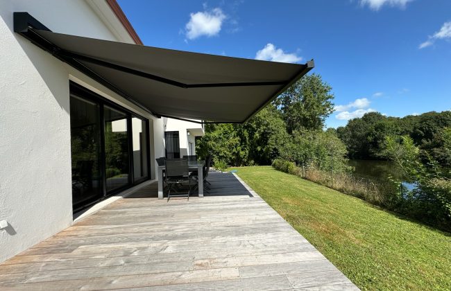 Ajoutez du Style et du confort à votre espace extérieur avec nos Stores Bannes Fenêtrier Menuisier Storiste