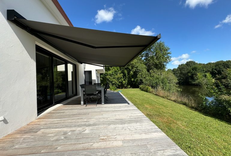 Ajoutez du Style et du confort à votre espace extérieur avec nos Stores Bannes Fenêtrier Menuisier Storiste