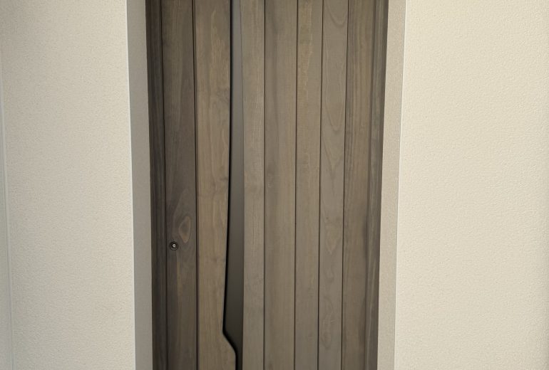 Entrez dans l’Élégance avec la Porte d’Entrée CONSTANCE Fenêtrier Menuisier Storiste