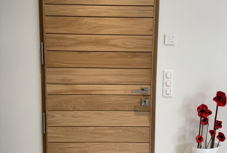 Entrez dans l’Élégance avec la Porte d’Entrée CONSTANCE Fenêtrier Menuisier Storiste