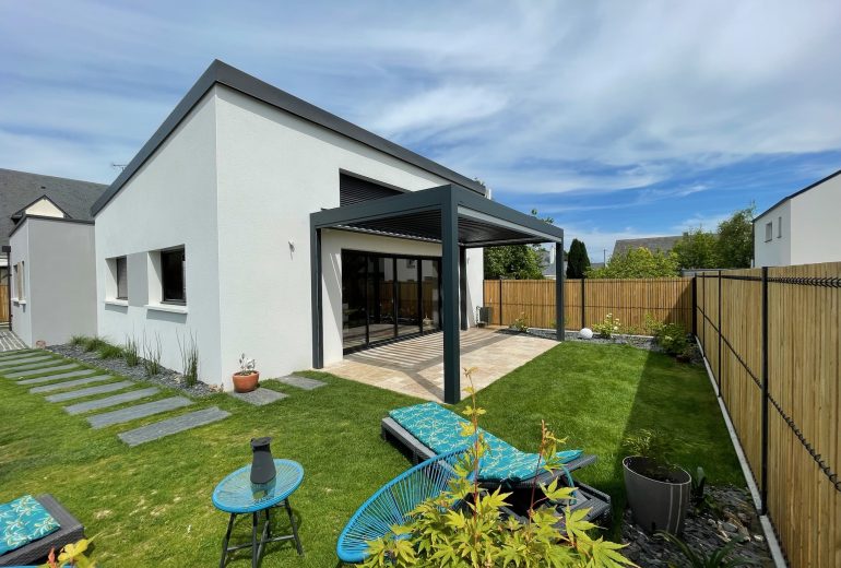 Profitez de l'Extérieur Toute l'Année avec une Pergola Bioclimatique ! Fenêtrier Menuisier Storiste