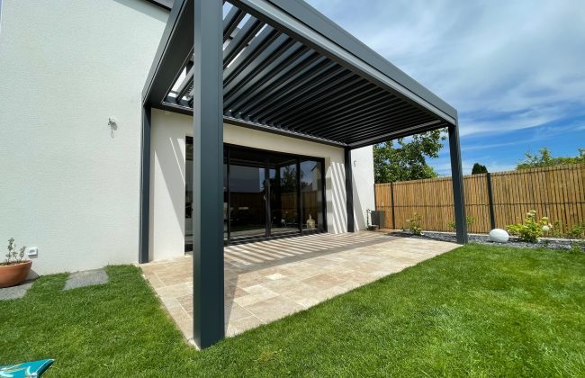 Profitez de l'Extérieur Toute l'Année avec une Pergola Bioclimatique ! Fenêtrier Menuisier Storiste