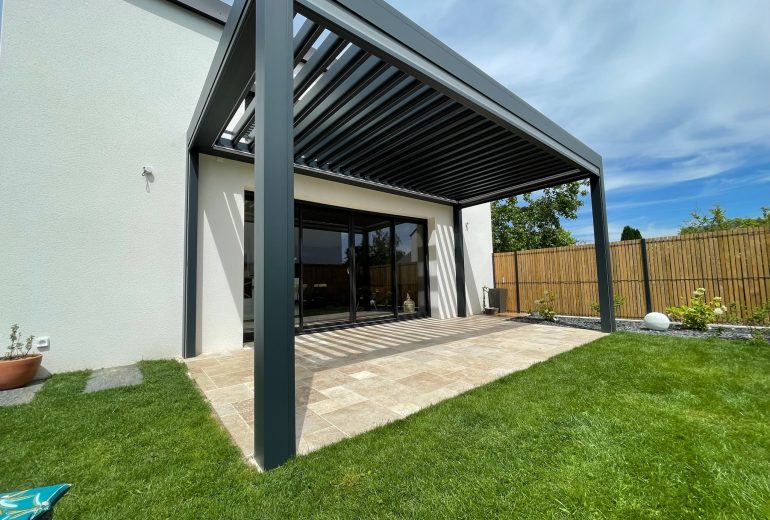Profitez de l'Extérieur Toute l'Année avec une Pergola Bioclimatique ! Fenêtrier Menuisier Storiste