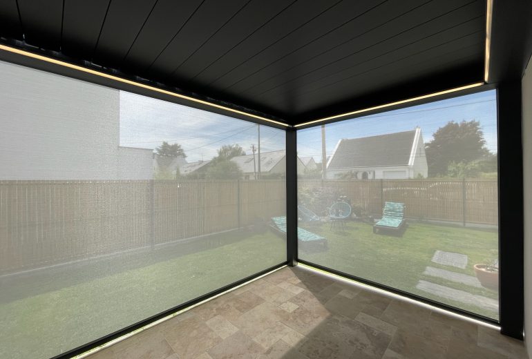 Profitez de l'Extérieur Toute l'Année avec une Pergola Bioclimatique ! Fenêtrier Menuisier Storiste