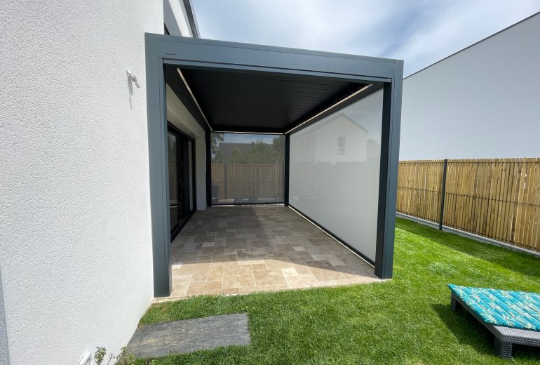 Profitez de l'Extérieur Toute l'Année avec une Pergola Bioclimatique ! Fenêtrier Menuisier Storiste