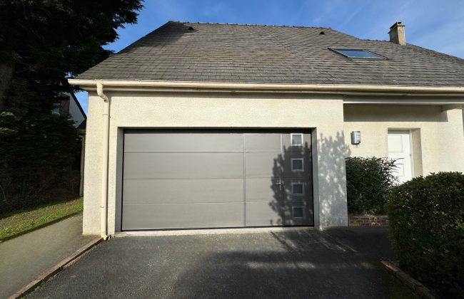 La Porte de Garage : Alliez Style et Praticité 💫 Fenêtrier Installateur de pergola et store Menuisier Storiste