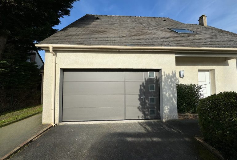 La Porte de Garage : Alliez Style et Praticité 💫 Fenêtrier Installateur de pergola et store Menuisier Storiste