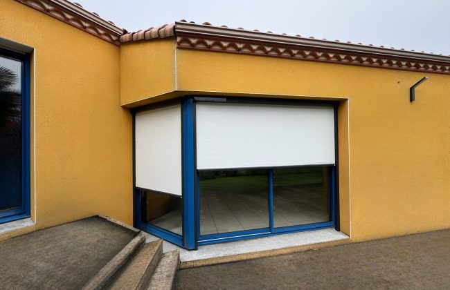 Élégance et performance avec le Store Zip RAL 7016 de Soprofen ! 🌟 Fenêtrier Installateur de pergola et store Menuisier Storiste