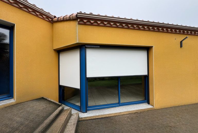 Élégance et performance avec le Store Zip RAL 7016 de Soprofen ! 🌟 Fenêtrier Installateur de pergola et store Menuisier Storiste