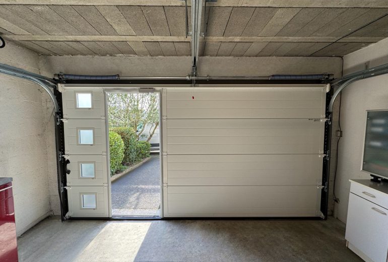 La Porte de Garage : Alliez Style et Praticité 💫 Fenêtrier Installateur de pergola et store Menuisier Storiste