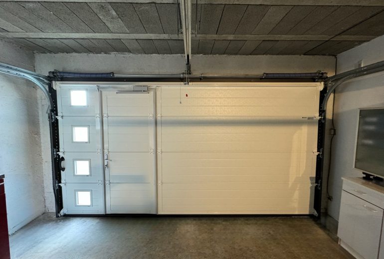 La Porte de Garage : Alliez Style et Praticité 💫 Fenêtrier Installateur de pergola et store Menuisier Storiste