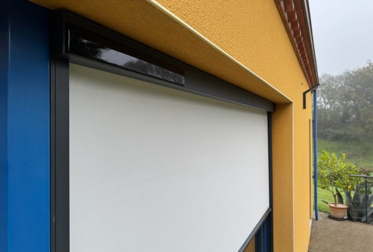 Élégance et performance avec le Store Zip RAL 7016 de Soprofen ! 🌟 Fenêtrier Installateur de pergola et store Menuisier Storiste