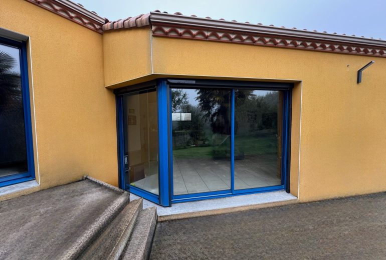 Élégance et performance avec le Store Zip RAL 7016 de Soprofen ! 🌟 Fenêtrier Installateur de pergola et store Menuisier Storiste