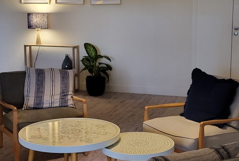 Mise en lumière du salon lounge de l'hôtel&spa Eco-Domaine La Fontaine à Pornic Abat-jouriste Fabricant de luminaires