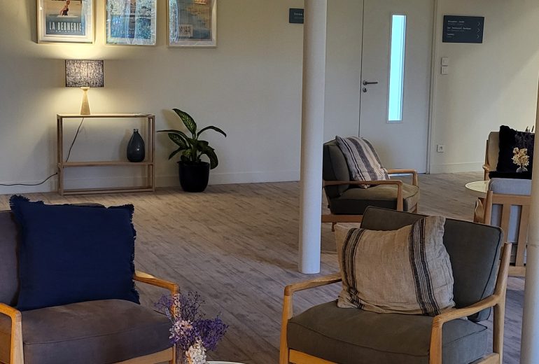 Mise en lumière du salon lounge de l'hôtel&spa Eco-Domaine La Fontaine à Pornic Abat-jouriste Fabricant de luminaires