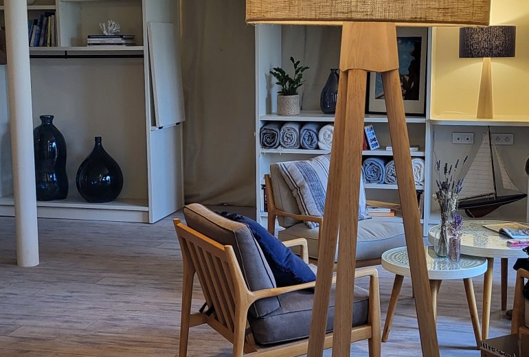 Mise en lumière du salon lounge de l'hôtel&spa Eco-Domaine La Fontaine à Pornic Abat-jouriste Fabricant de luminaires