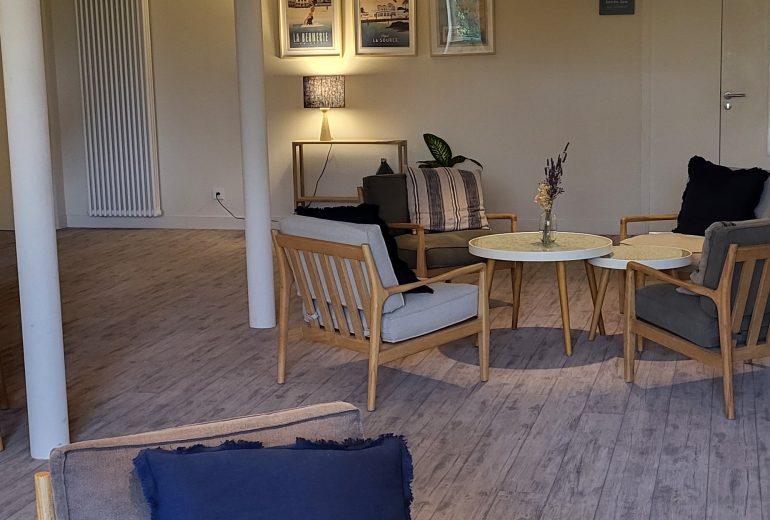 Mise en lumière du salon lounge de l'hôtel&spa Eco-Domaine La Fontaine à Pornic Abat-jouriste Fabricant de luminaires