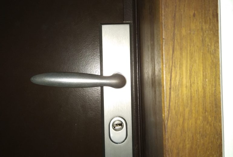 Porte sécurisée à moindre coût ! Serrurier