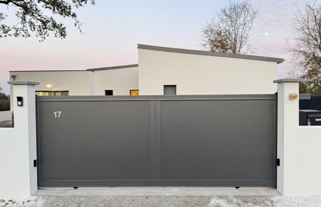 Un portail coulissant pratique et design pour votre maison ! Fenêtrier Installateur de pergola et store Menuisier Storiste