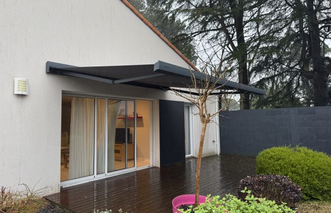 Installation d'un store banne Brustor B24 Élite 🌟🌄 Fenêtrier Installateur de pergola et store Menuisier Storiste