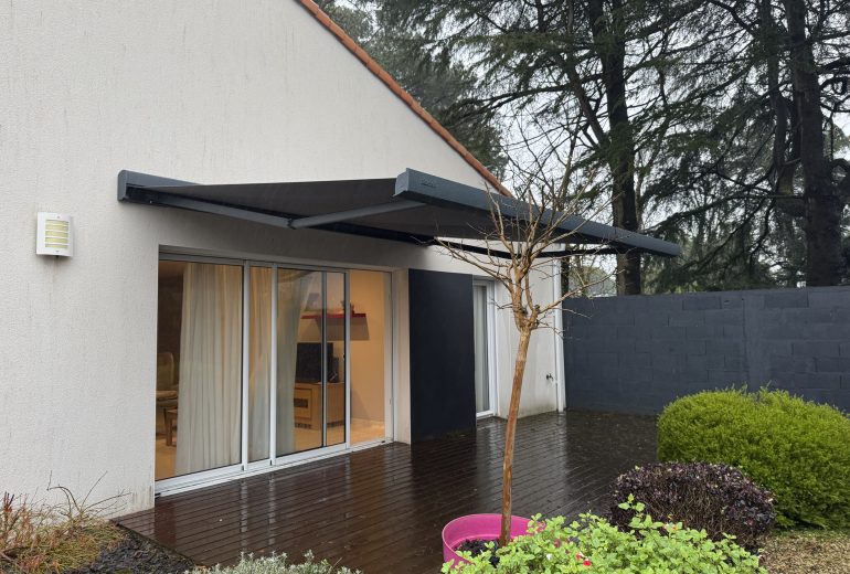Installation d'un store banne Brustor B24 Élite 🌟🌄 Fenêtrier Installateur de pergola et store Menuisier Storiste