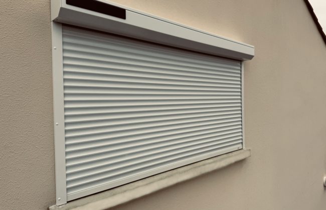 Découvrez le Volet Roulant Solaire VRS en Aluminium Isolé Blanc : Performance, Confort et Écologie au Service de Votre Maison !🌞💫 Fenêtrier Installateur de pergola et store Menuisier Storiste