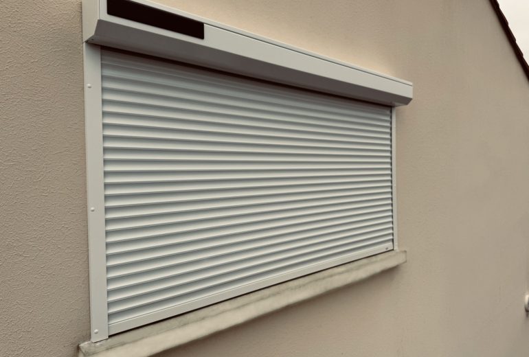 Découvrez le Volet Roulant Solaire VRS en Aluminium Isolé Blanc : Performance, Confort et Écologie au Service de Votre Maison !🌞💫 Fenêtrier Installateur de pergola et store Menuisier Storiste