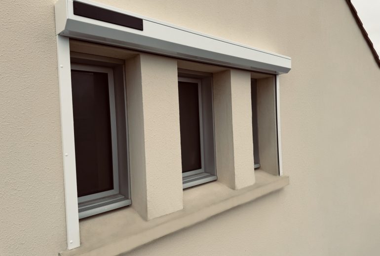 Découvrez le Volet Roulant Solaire VRS en Aluminium Isolé Blanc : Performance, Confort et Écologie au Service de Votre Maison !🌞💫 Fenêtrier Installateur de pergola et store Menuisier Storiste