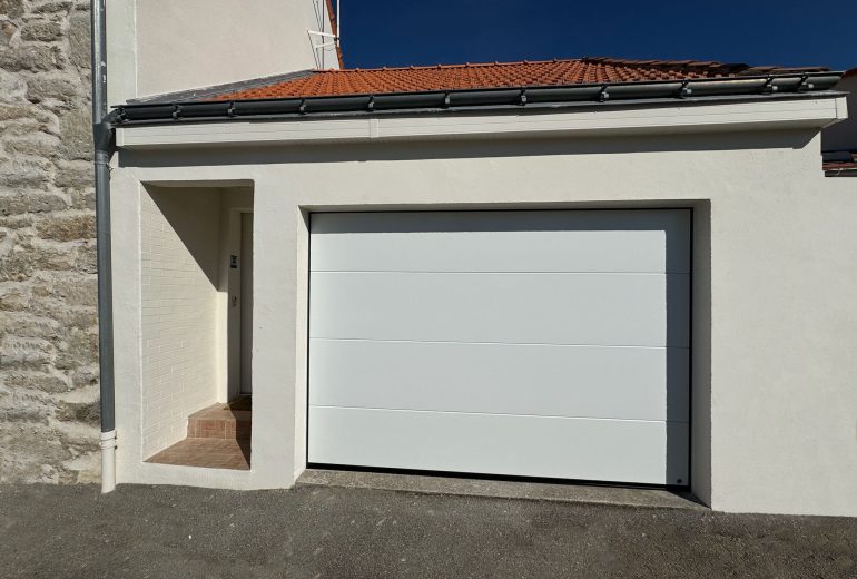 🚪✨ Découvrez la porte de garage Carsec Pro de SOPROFEN ! ✨🚪 Fenêtrier Installateur de pergola et store Menuisier Storiste