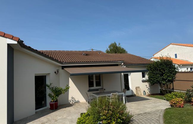 Offrez à votre terrasse le confort ultime avec le store banne Brustor ! Fenêtrier Installateur de pergola et store Menuisier Storiste