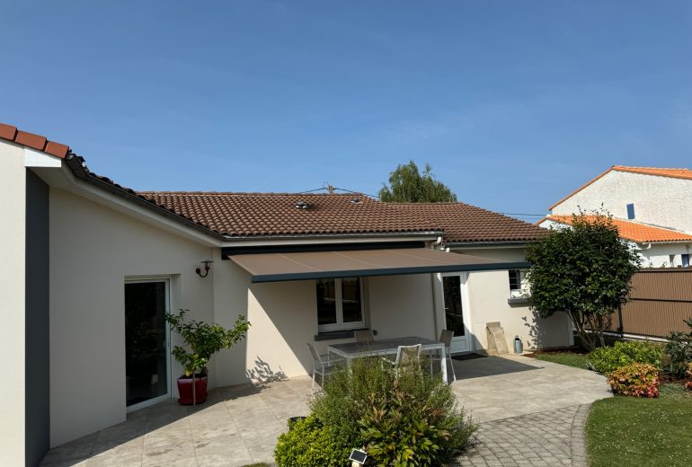 Offrez à votre terrasse le confort ultime avec le store banne Brustor ! Fenêtrier Installateur de pergola et store Menuisier Storiste