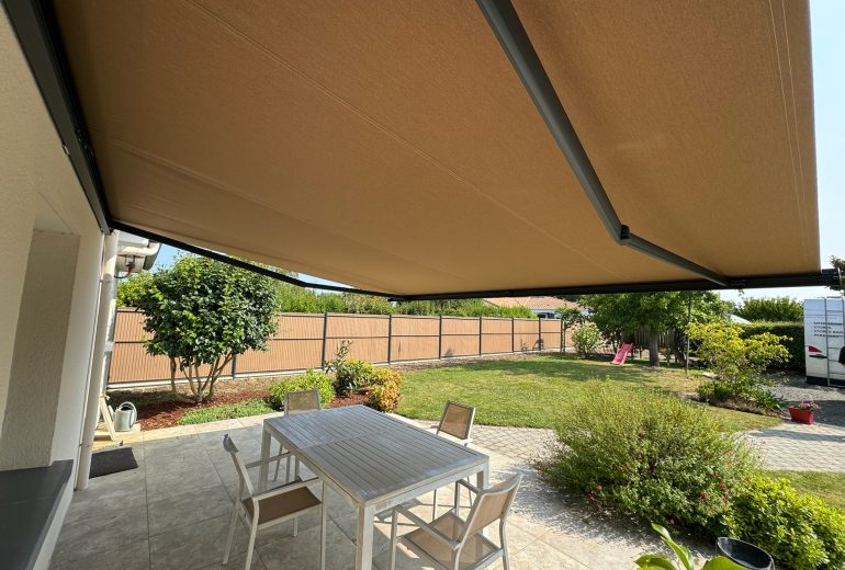 Offrez à votre terrasse le confort ultime avec le store banne Brustor ! Fenêtrier Installateur de pergola et store Menuisier Storiste