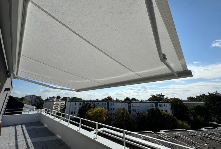 Protégez votre terrasse avec style : découvrez nos stores bannes de qualité !